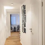 Maximilian شقة